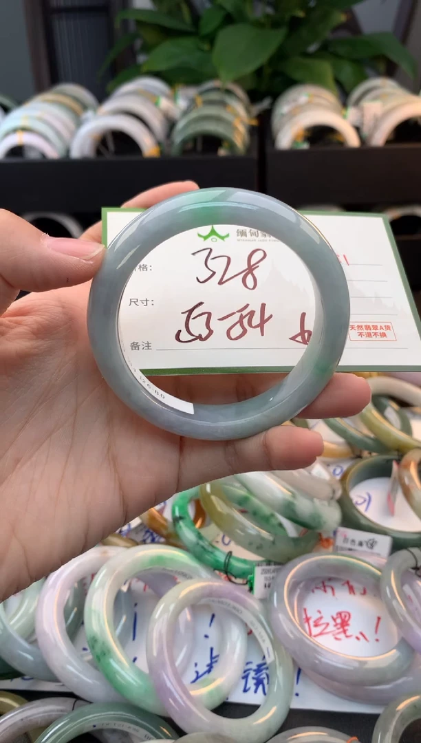 未镶嵌定制翡翠毛货需精细抛光+多人
