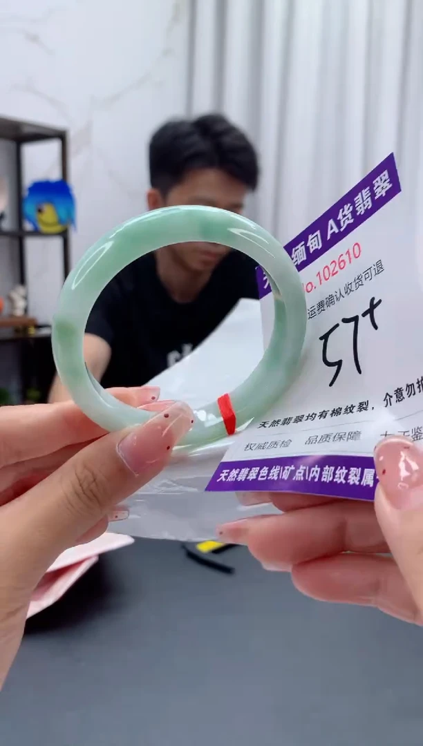 未镶嵌手镯翡翠有纹，完美者勿拍