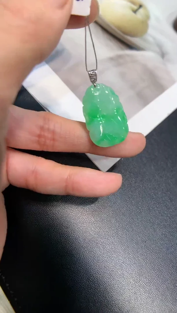 颈饰18K金镶嵌翡翠荷叶