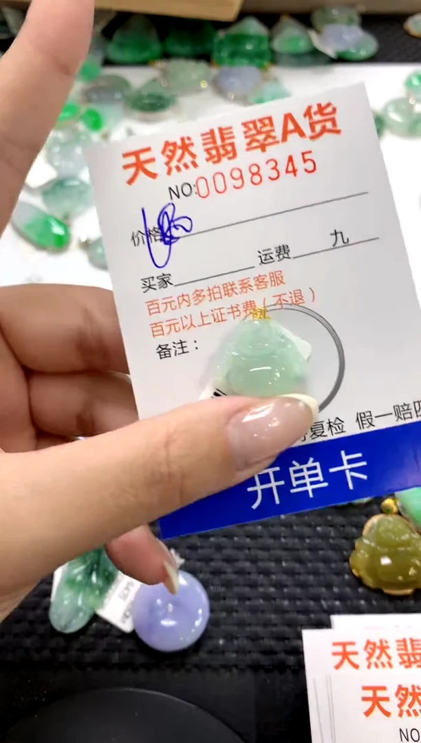 翡翠18K金镶嵌颈饰1111111111111111
