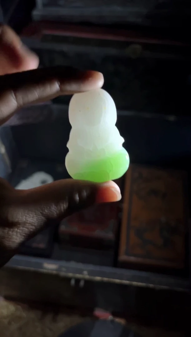 和田玉未镶嵌挂件飘绿观音牌一件