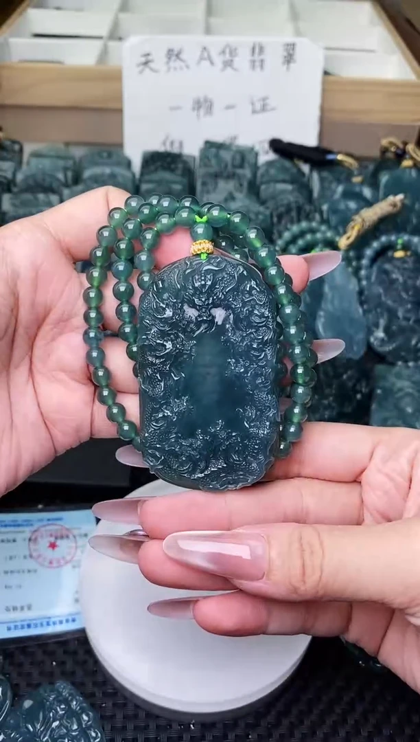 颈饰未镶嵌翡翠