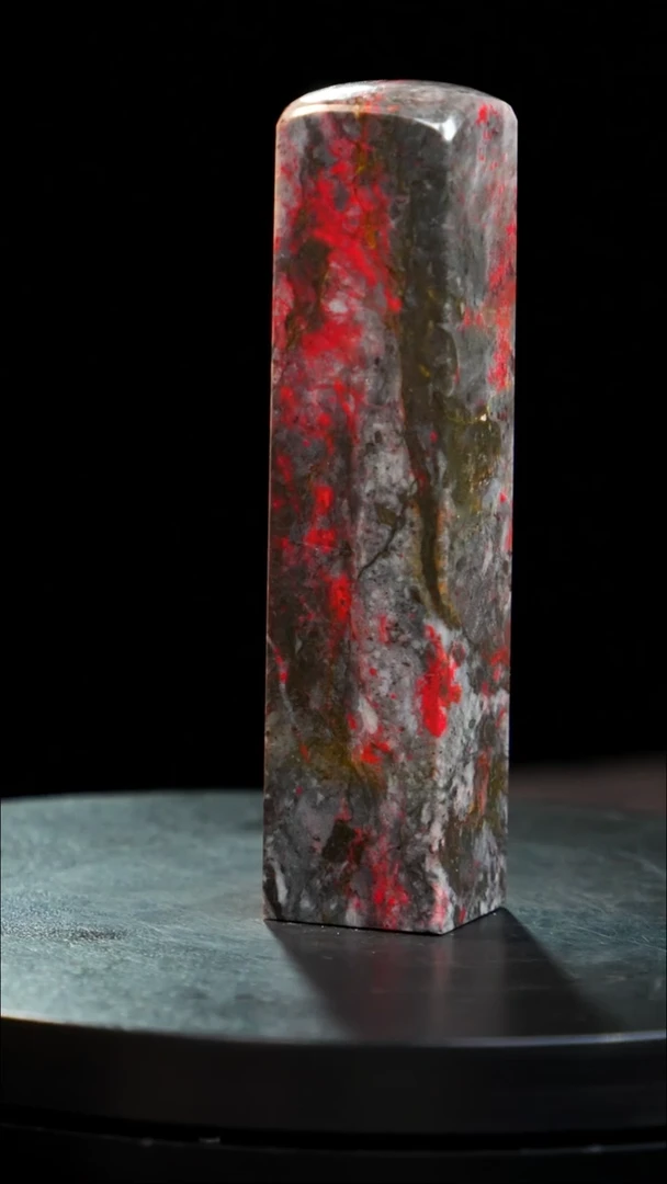 鸡血石牛角鸡血石