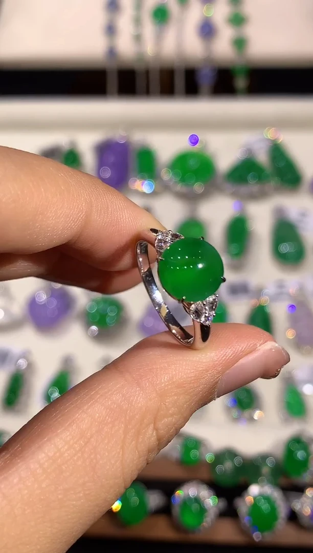 18K金镶嵌戒指翡翠多样性发其一