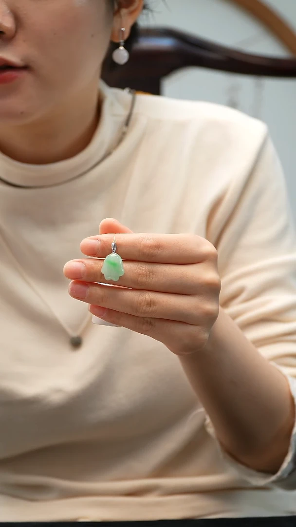 颈饰18K金镶嵌翡翠猫爪