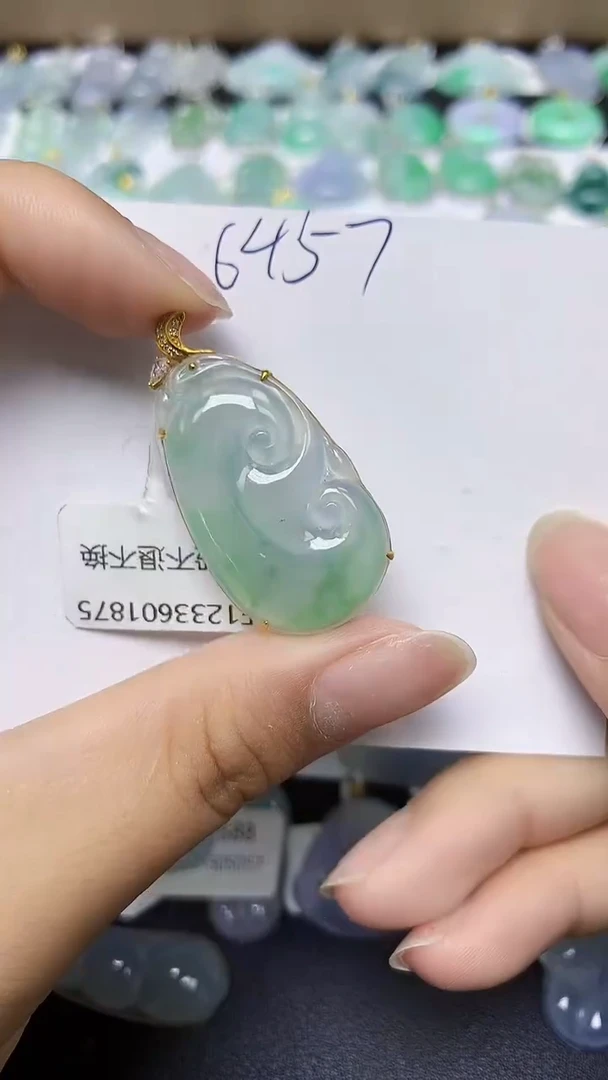 翡翠18K金镶嵌颈饰 天然缅甸翡翠A货