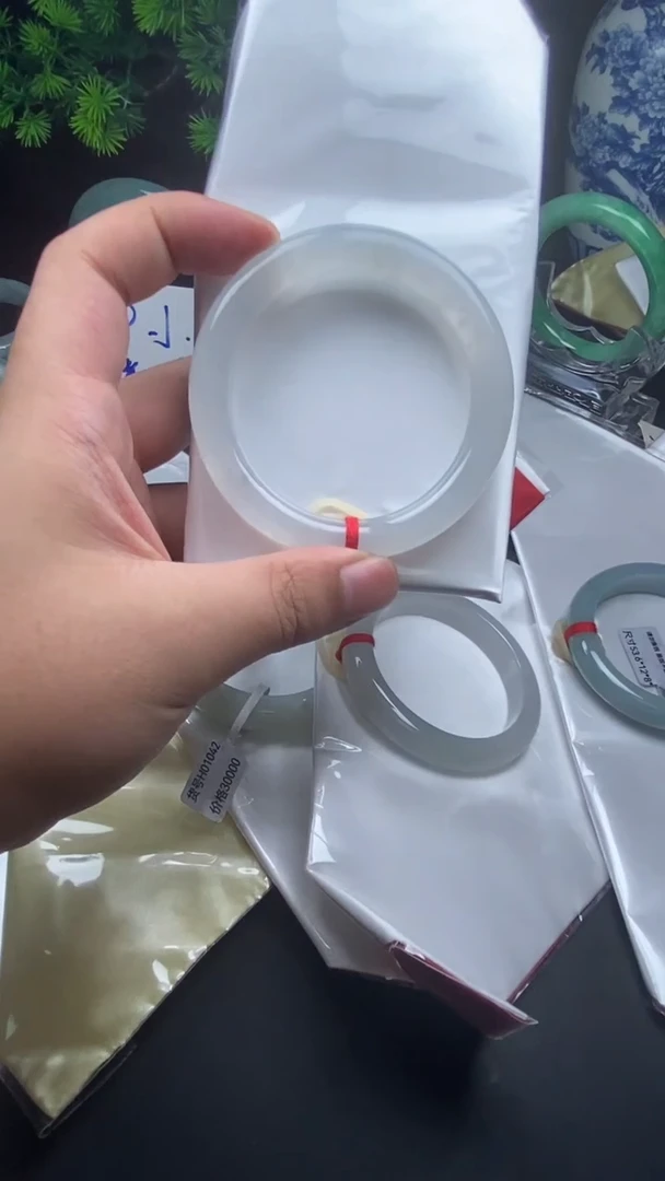 未镶嵌手镯（圆镯）翡翠手镯