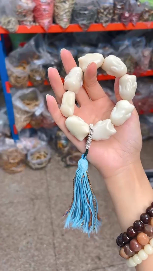 吊坠菩提根/象牙果白色趴趴兔小手持
