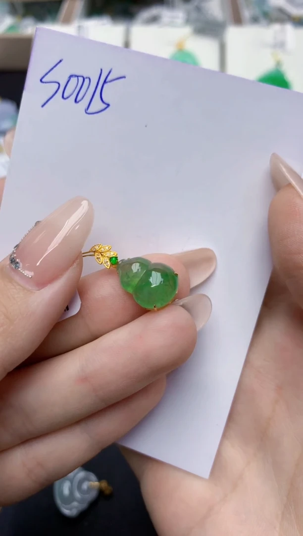 翡翠18K金镶嵌颈饰天然缅甸翡翠A货