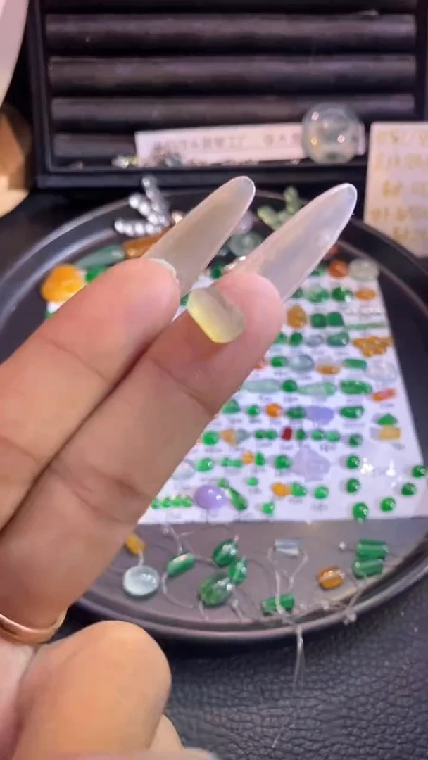 翡翠挂件未镶嵌切割