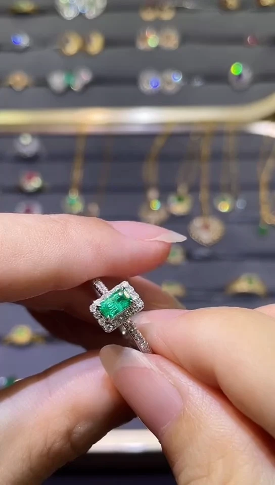 18K金镶嵌戒指祖母绿0.4CT