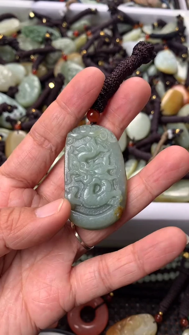 【闪购商品】和田玉颈饰未镶嵌多样性发货没有证书，拍一发一.有瑕