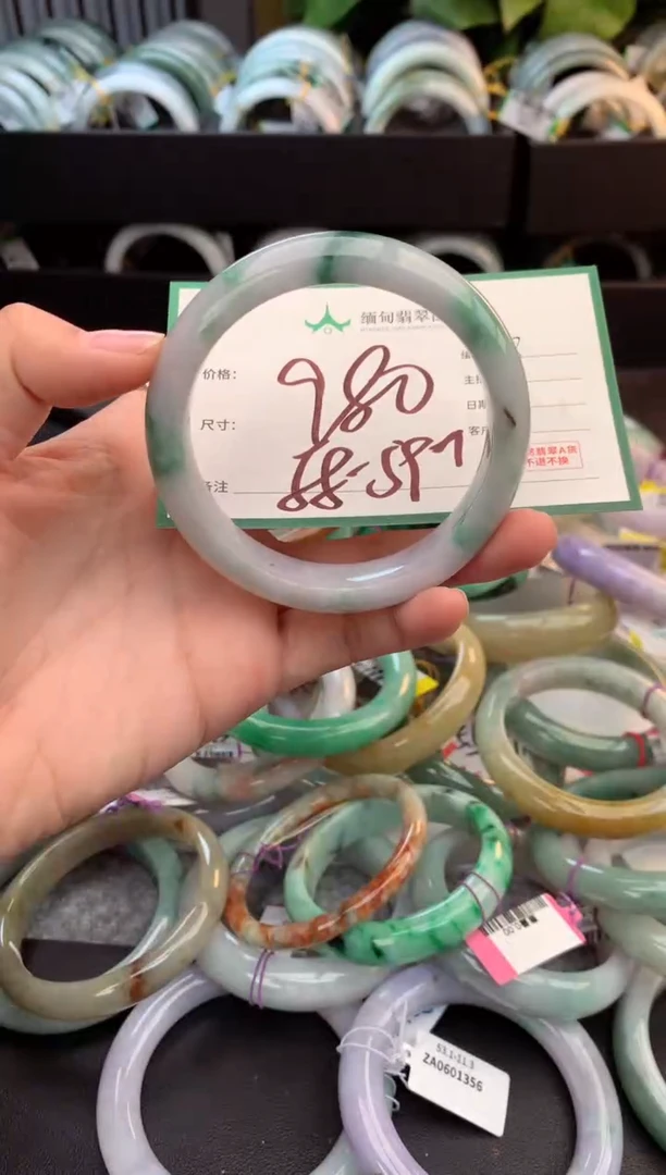 未镶嵌定制翡翠毛货需精细抛光+多人