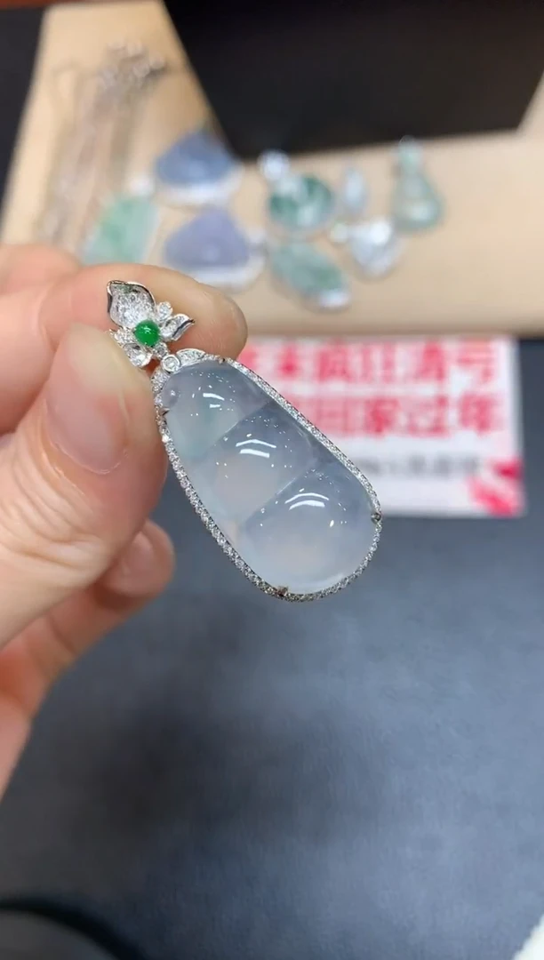 【闪购商品】翡翠吊坠(不含链)18K金镶嵌福豆【无服务费