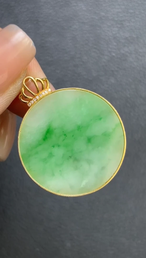 颈饰18K金镶嵌翡翠无事牌