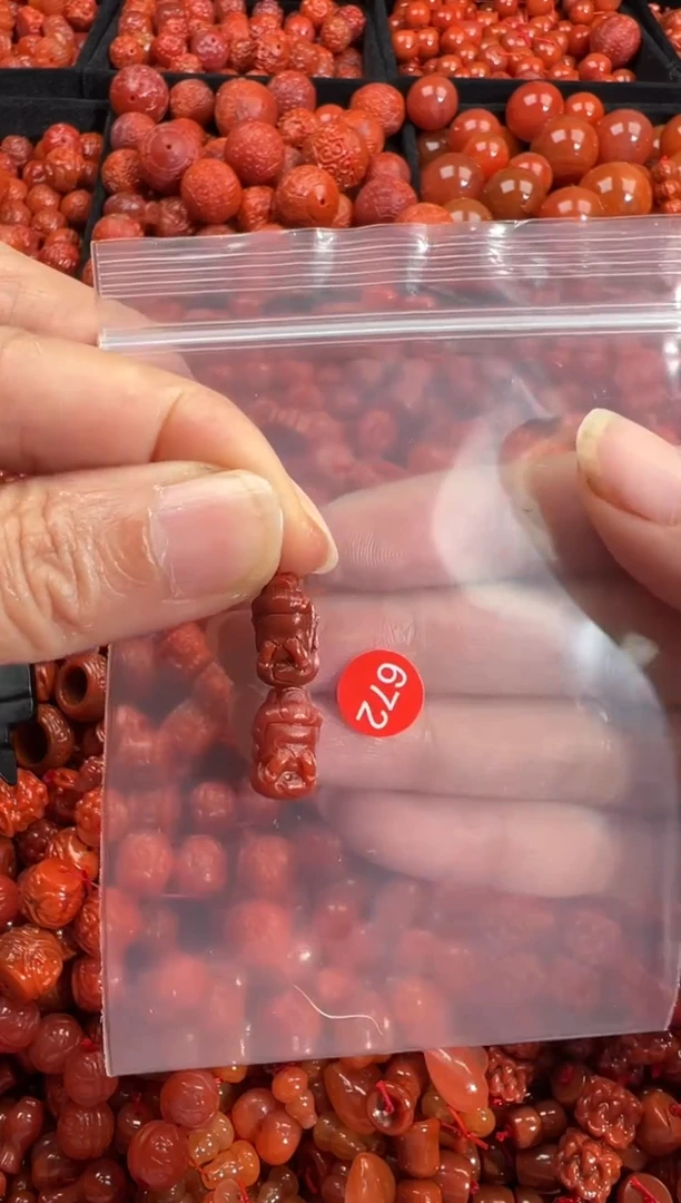 南红玛瑙未镶嵌颈饰1