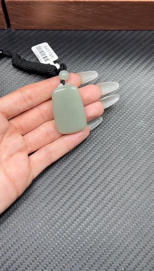 吊坠(赠链)未镶嵌和田玉且末微色差近矿吊坠J