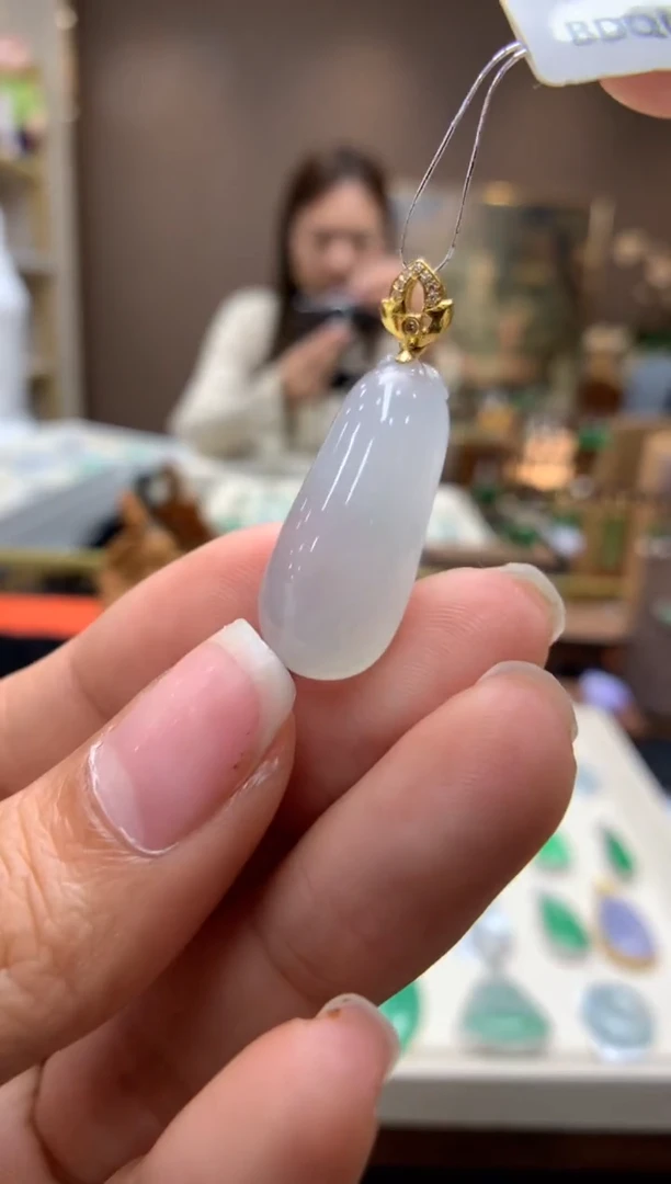 【闪购商品】翡翠颈饰18K金镶嵌福瓜