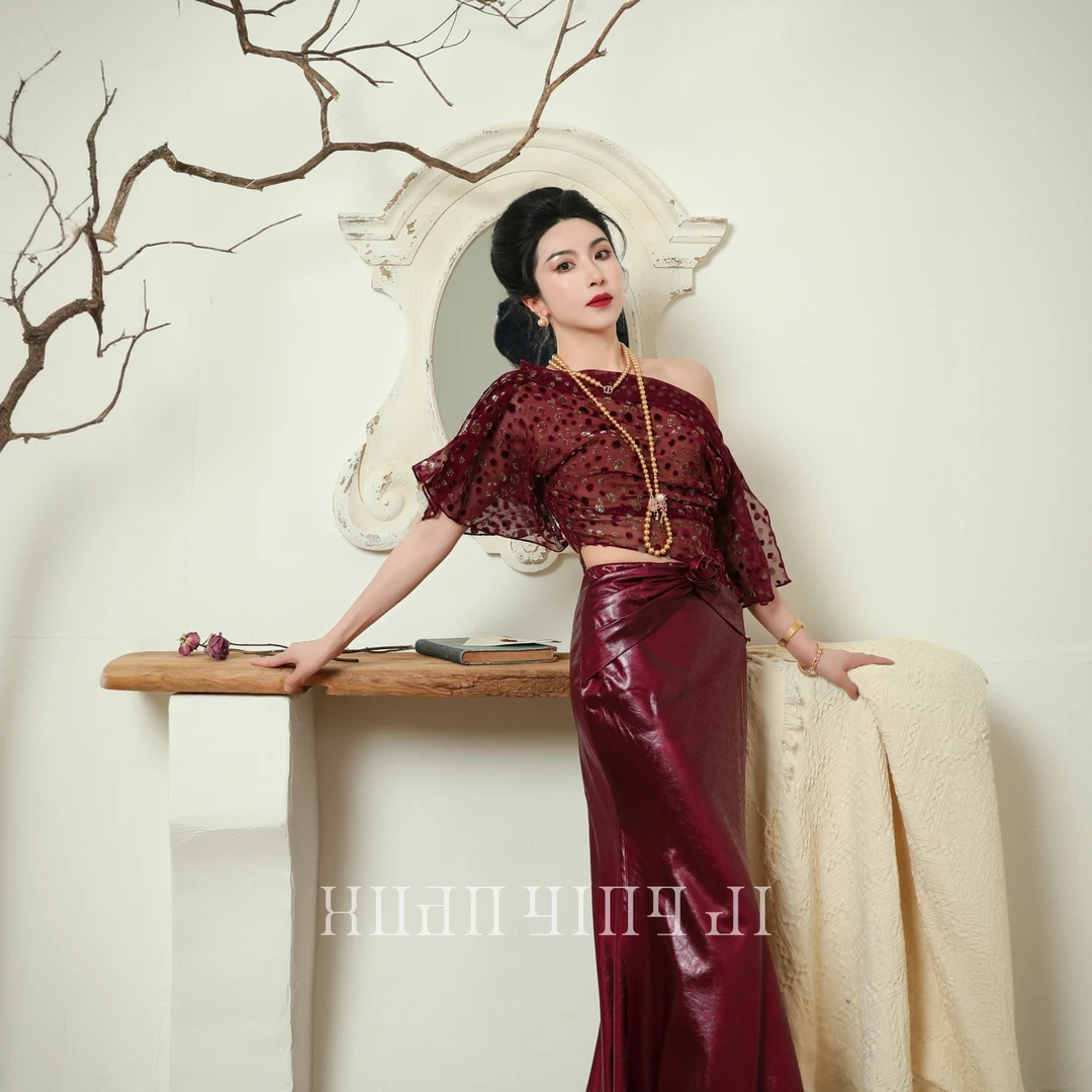 安克拉红 限量通勤设计感桑蚕丝亮片斜肩隐形内衬短袖上衣X24D238