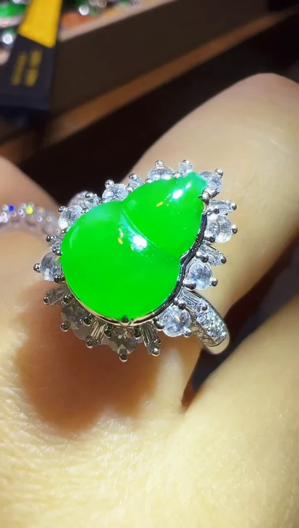 18K金镶嵌戒指翡翠葫芦