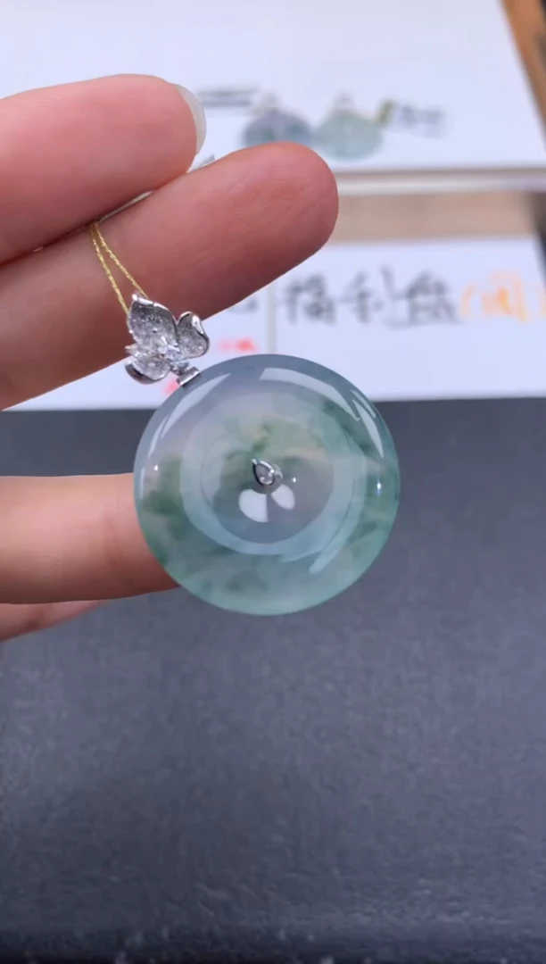 颈饰18K金镶嵌翡翠退货需吊牌标签完好