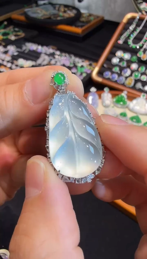 吊坠(赠链)18K金镶嵌翡翠玻璃种雪花棉树叶吊坠