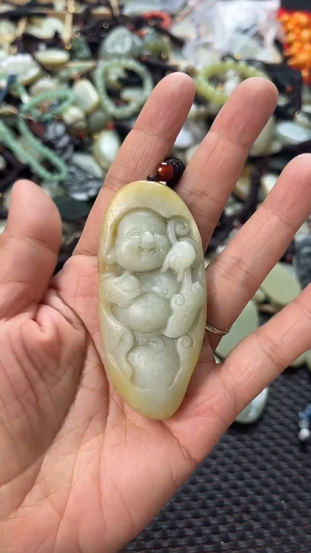和田玉未镶嵌颈饰（多样性发一件）没有证书有瑕