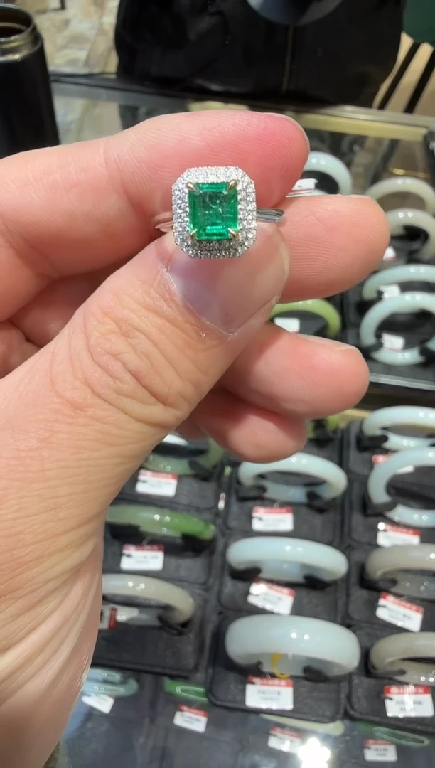 18K金镶嵌戒指祖母绿多样性发一