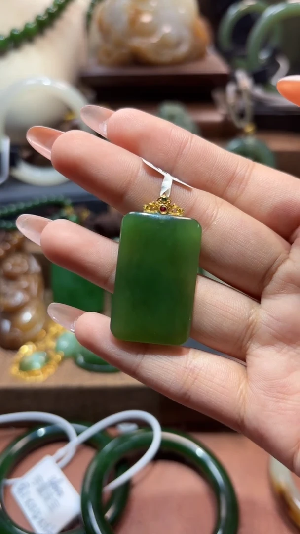 颈饰18K金镶嵌和田玉（碧玉）1