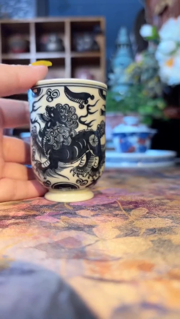 瓷青花手绘狮子绣球