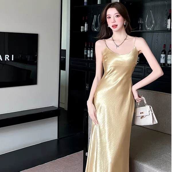 春夏新款修身显瘦时尚名媛风气质简约纯色法式吊带连衣裙