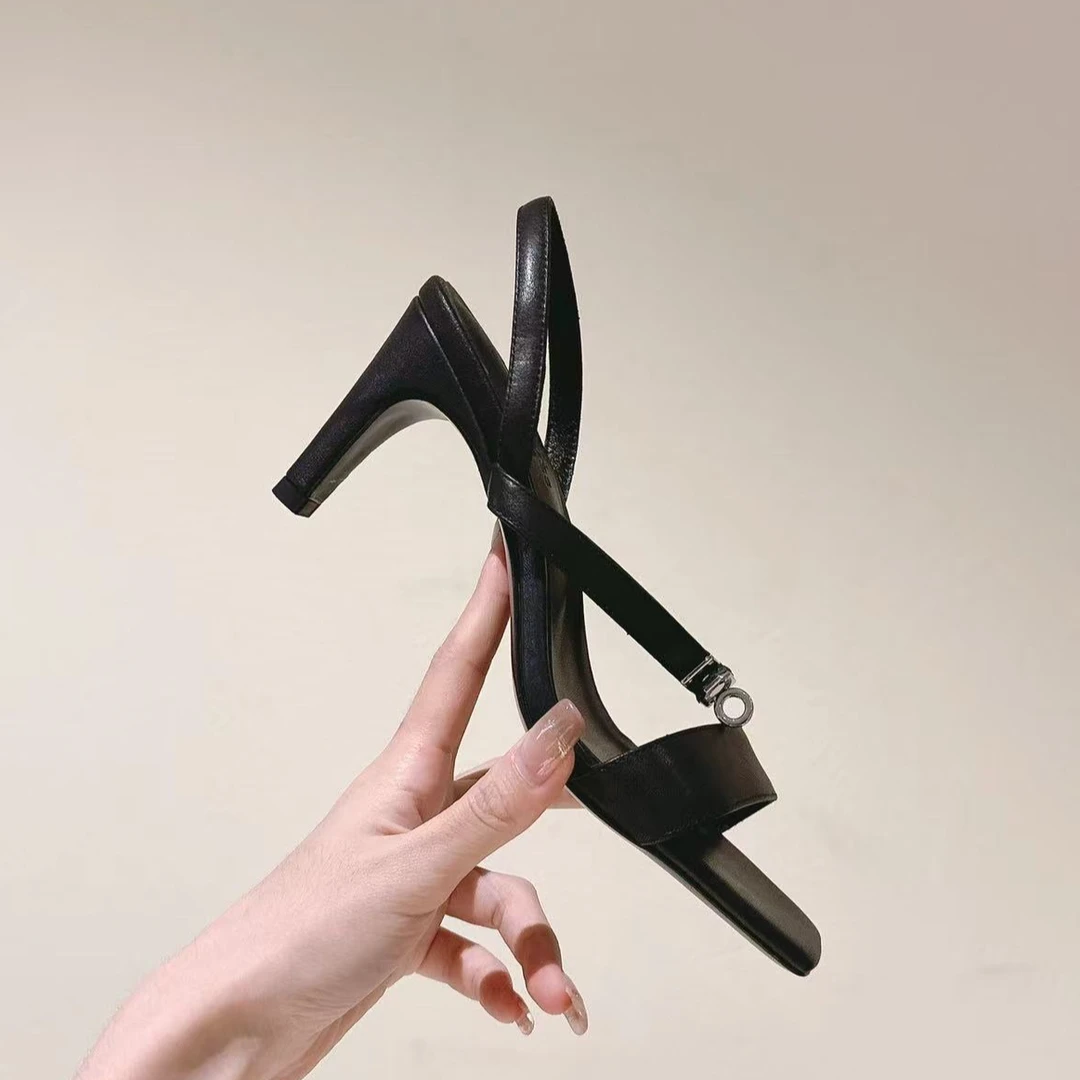 时尚凯利扣高跟凉鞋