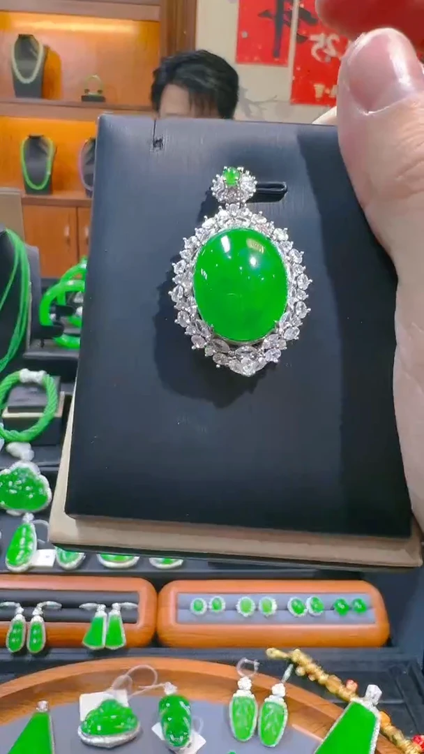 【闪购商品】翡翠吊坠(赠链)银S925镶嵌天然A货翡翠