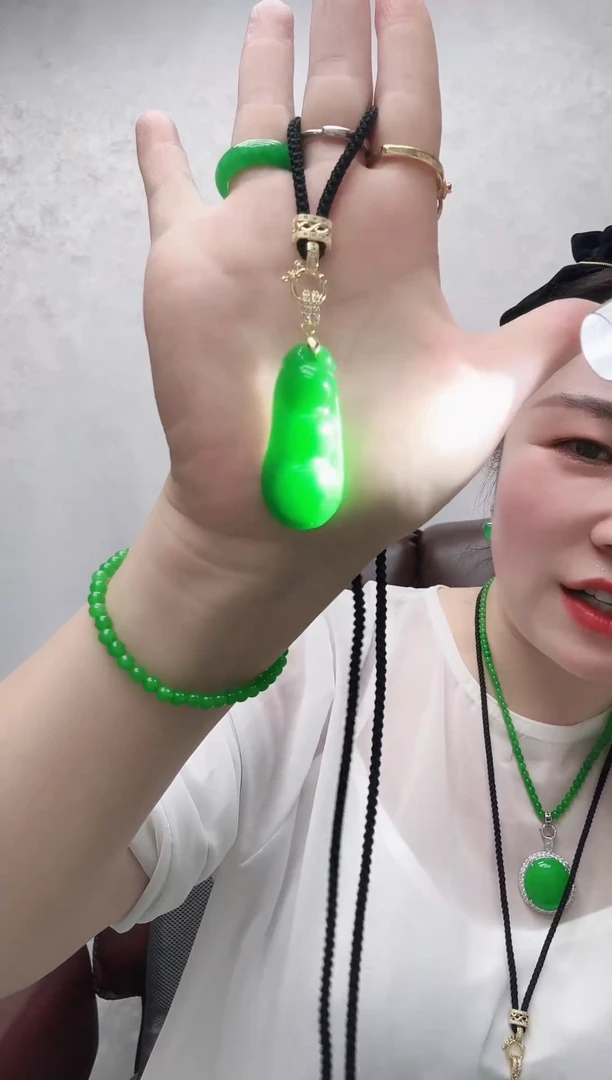 吊坠(赠链)未镶嵌翡翠满绿四季豆