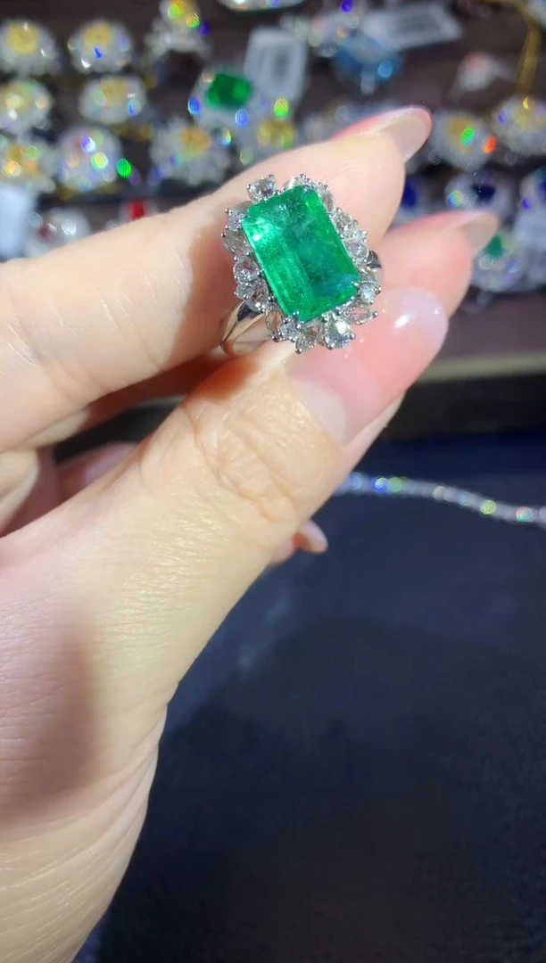 18K金镶嵌戒指祖母绿C29