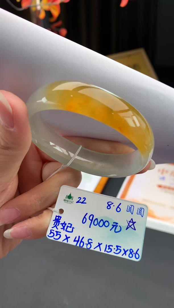 翡翠手镯未镶嵌自带#送人#，联系客服核对地址~