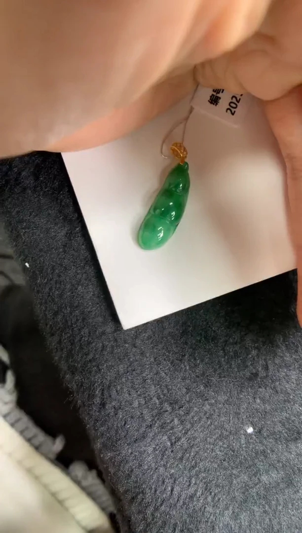 颈饰18K金镶嵌翡翠豆子