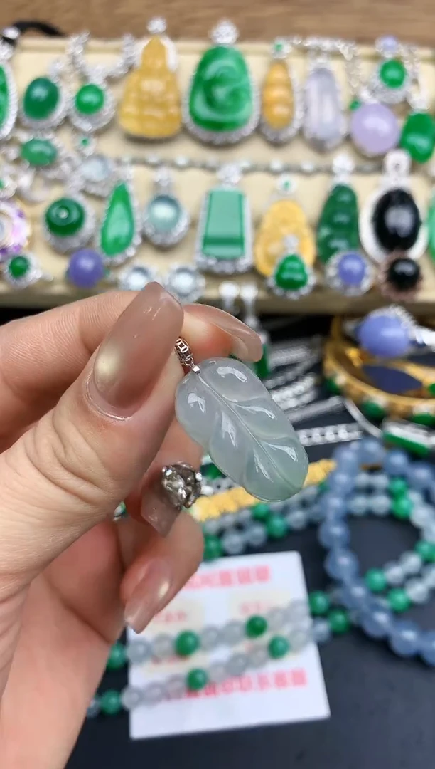 颈饰18K金镶嵌翡翠21-中国好珍宝