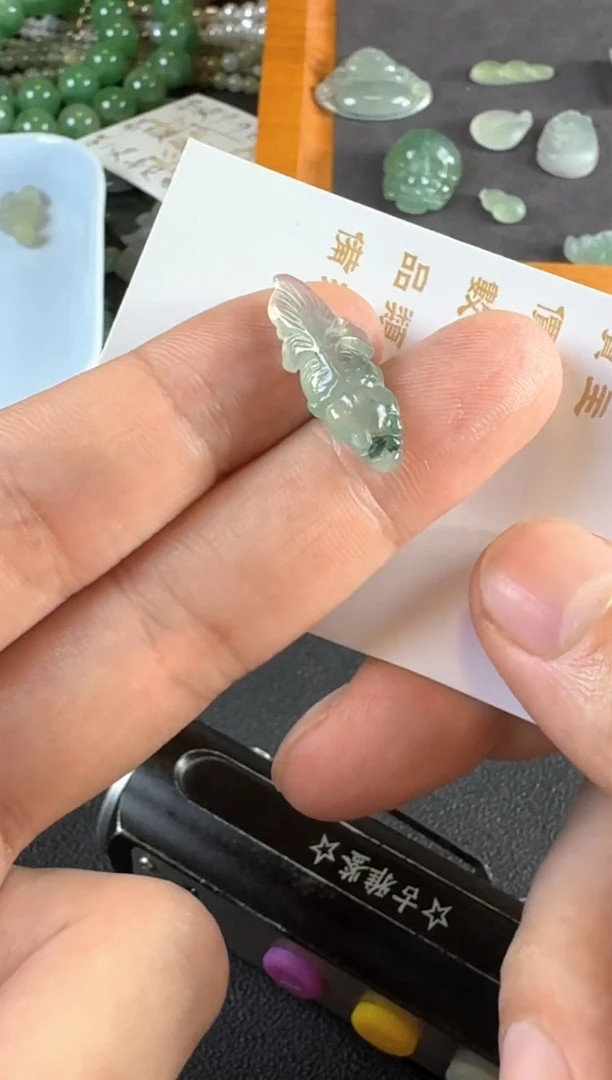 翡翠未镶嵌颈饰冰飘花金鱼