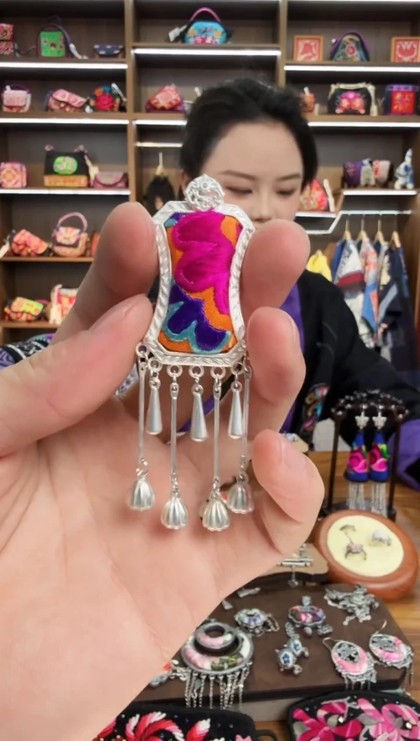 【闪购商品】织绣05蒙阿苏苗绣传承