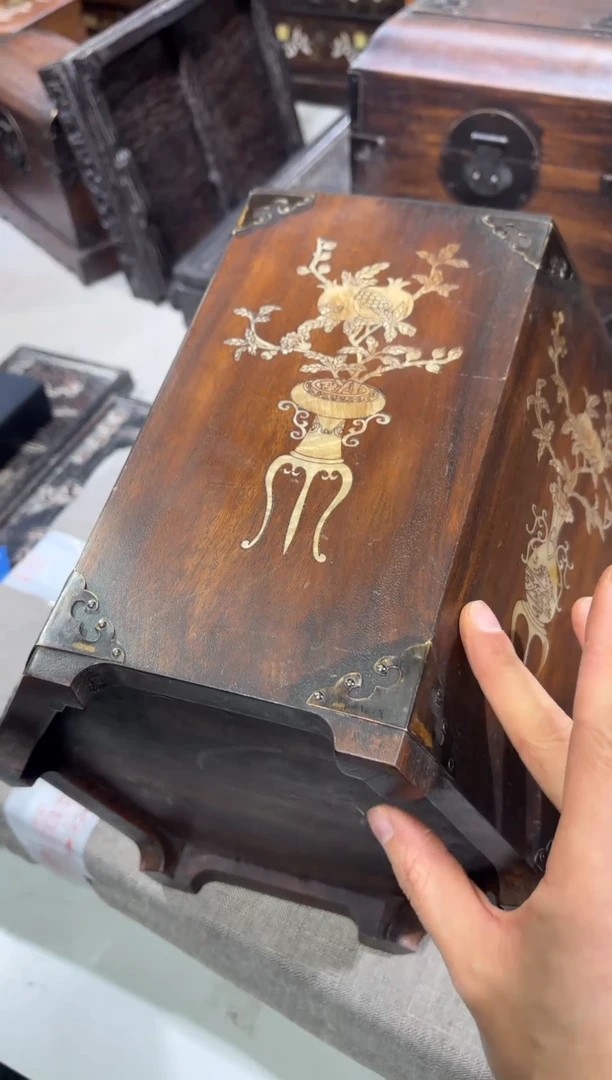 木海***己海黄镶嵌六角笔筒