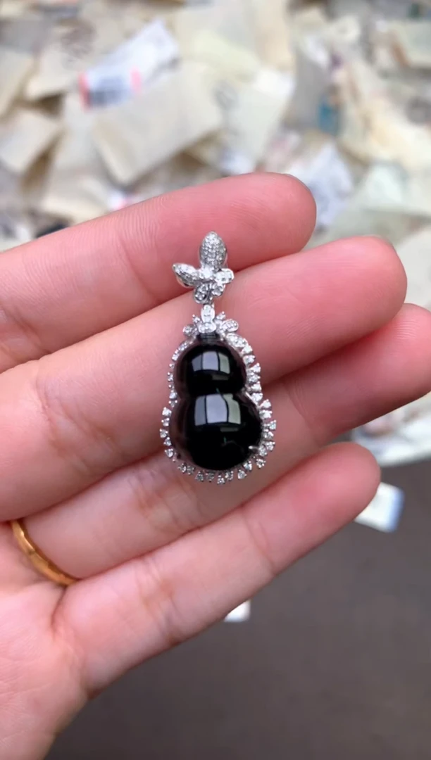 18K金镶嵌挂件翡翠 —