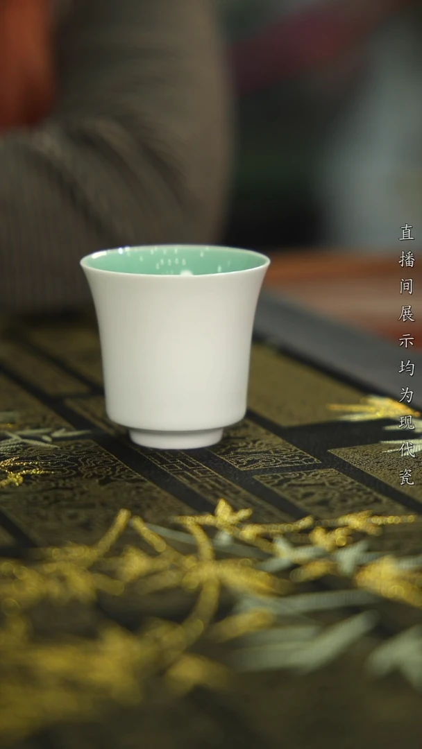壶承瓷白杯其中一个