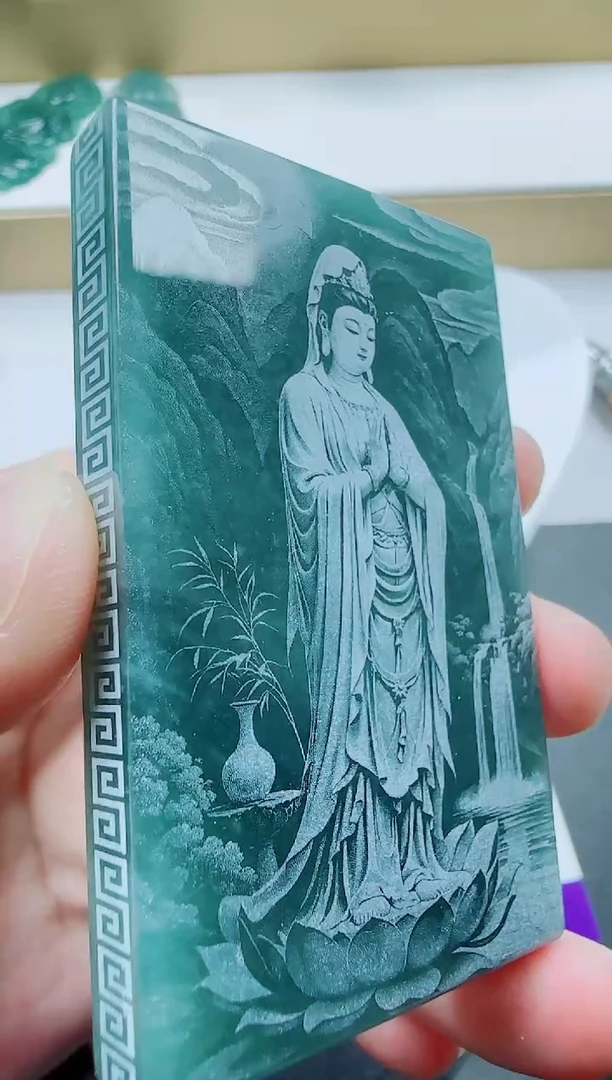 翡翠未镶嵌颈饰方观音