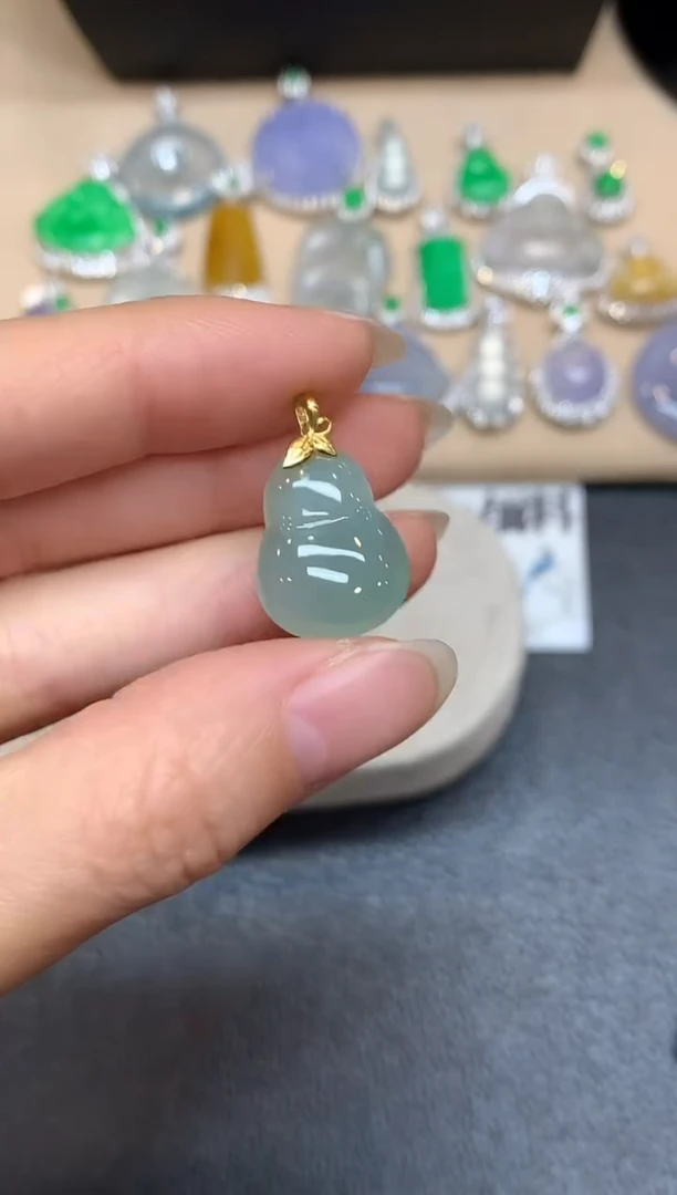 颈饰18K金镶嵌翡翠葫芦【无服务费