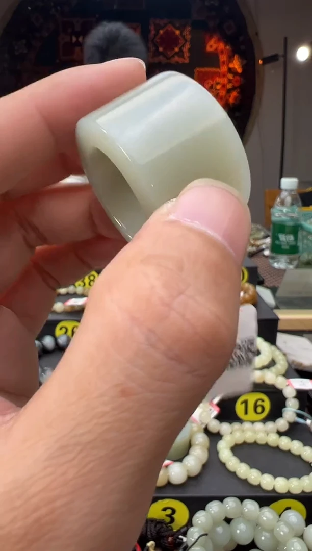 未镶嵌戒圈和田玉且末料青白玉扳指