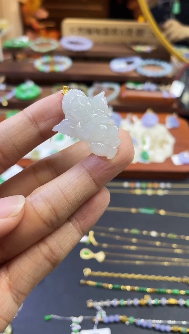 颈饰18K金镶嵌翡翠18K金镶嵌