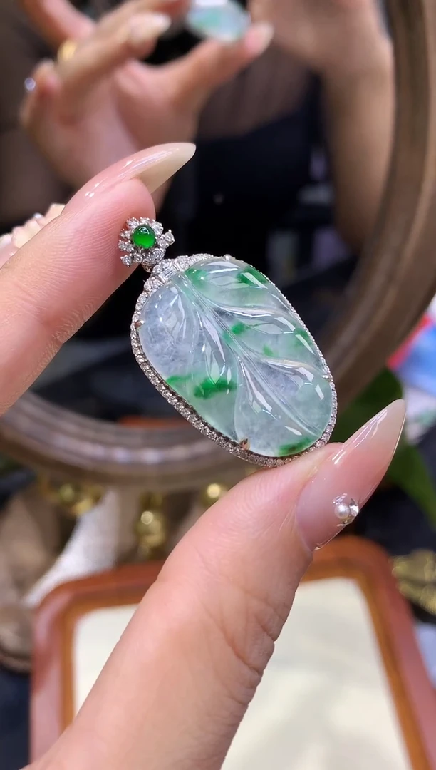 18K金镶嵌挂件翡翠叶子