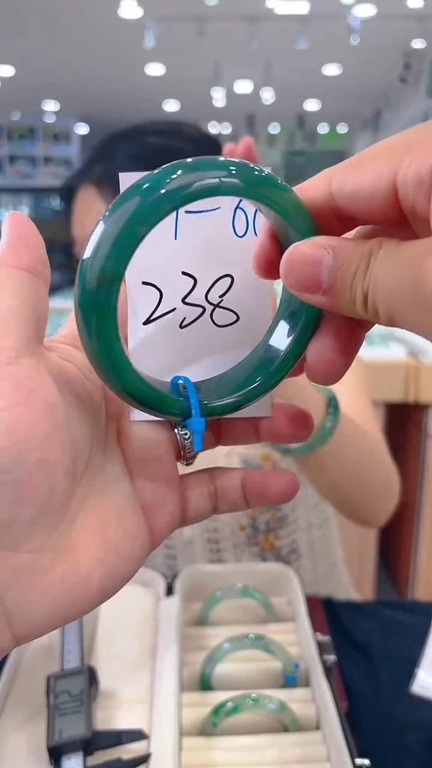 石英质玉（非洲翠）手镯未镶嵌天然冰飘花