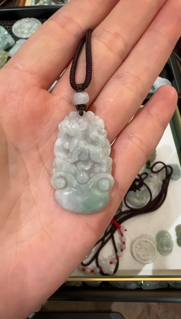 翡翠未镶嵌颈饰狗